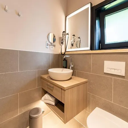 Spacious Getaway With Nature