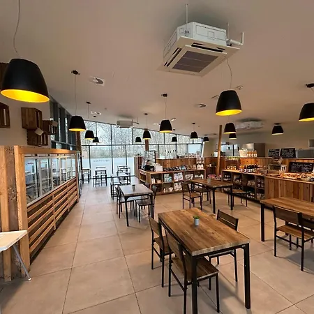 Spacious Getaway With Nature