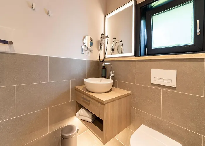 Spacious Getaway With Nature